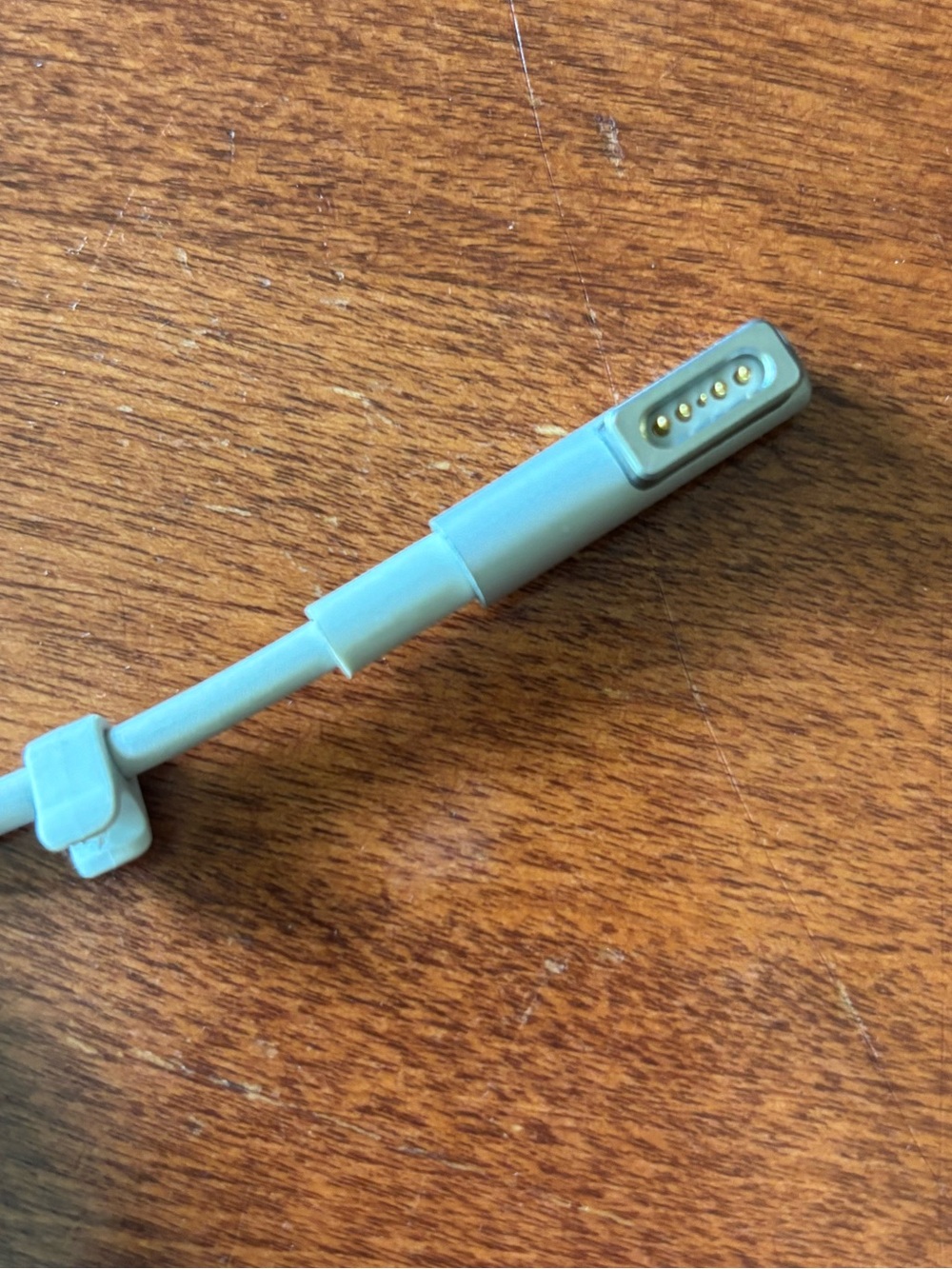 Apple MagSafe power adapter with a fold-out wall plug duckhead attachment - Picture 5 of 10